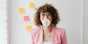 florida judge admonishes litigant for sticking gum under courtroom table