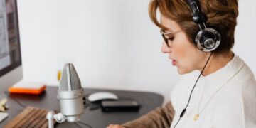 sony xm5 turn off speak to chat