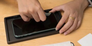 iphone 15 pro max screen protector privacy