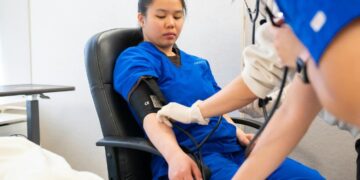 does fitbit track blood pressure