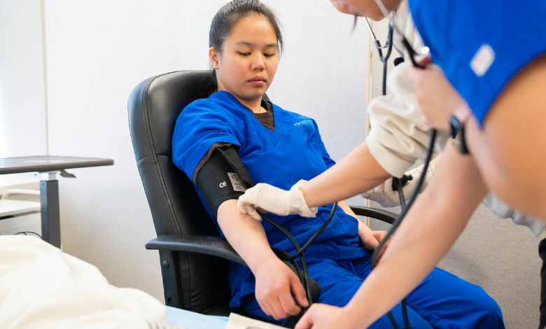 does fitbit track blood pressure