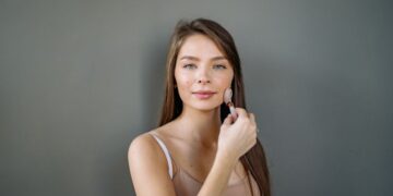 how to use a face roller